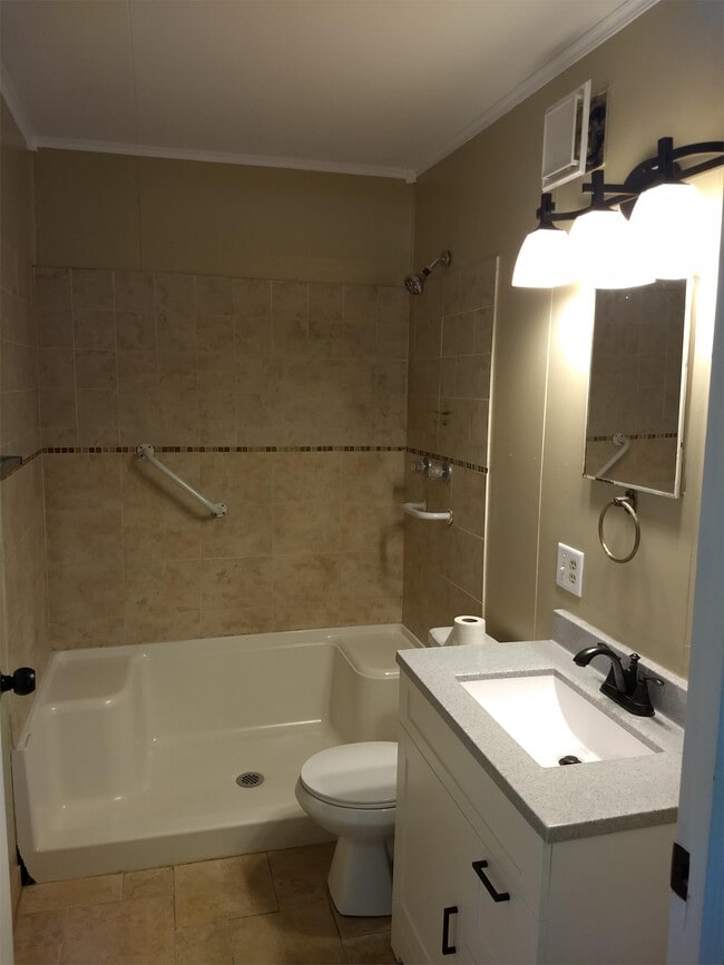 Building Photo - 1944 Elm St