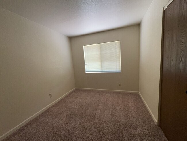 Building Photo - Spacious condo! Includes washer & dryer & ...