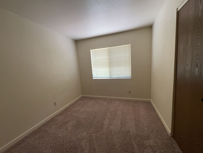 Building Photo - Spacious condo! Includes washer & dryer