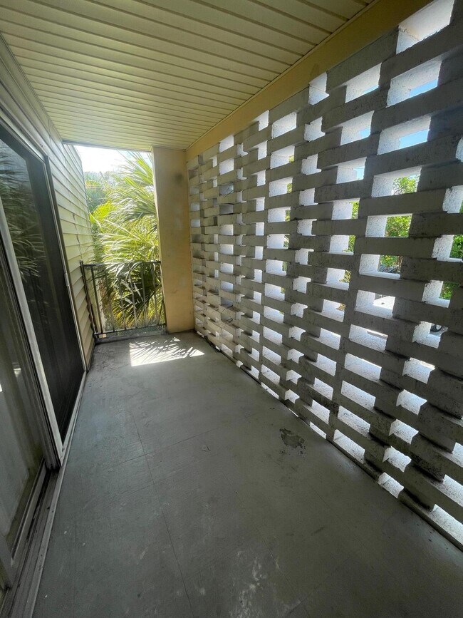 Building Photo - 1500 Crescent Cir