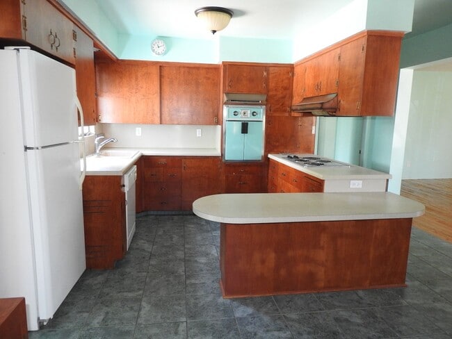 Building Photo - 2Bed 2Bath, Huge yard, PB location