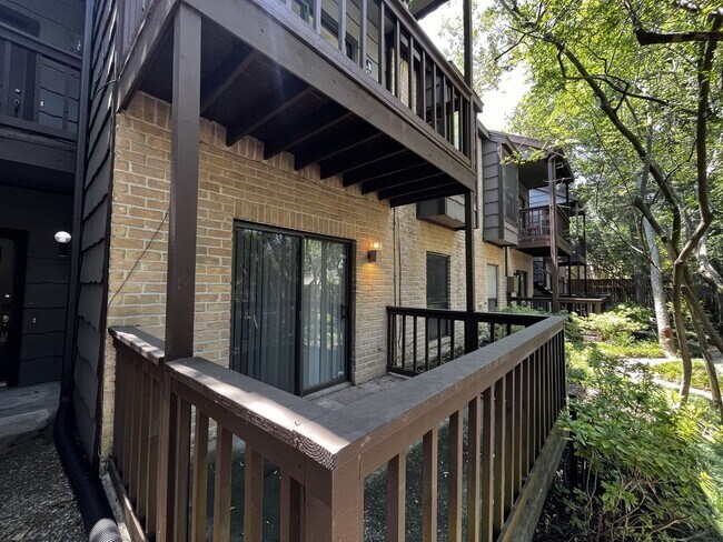 Building Photo - Adorable 1 bedroom, 1 bath Town-Home!!