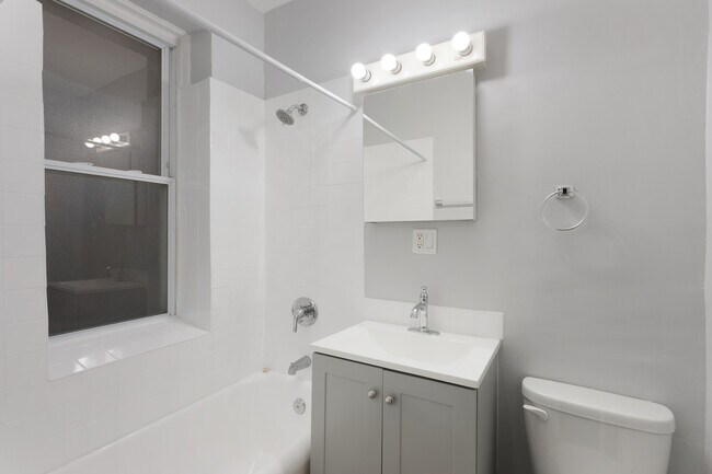 Building Photo - 5860 N Kenmore Ave
