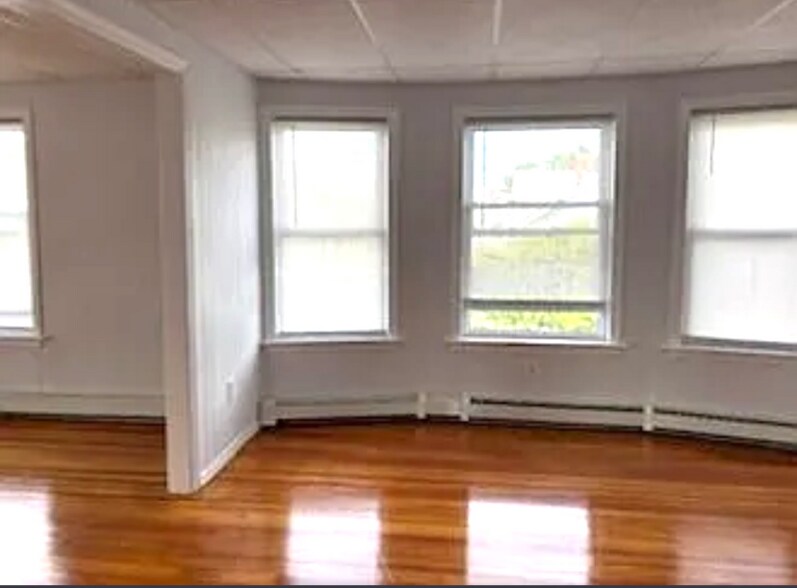 Building Photo - 202 Pine St