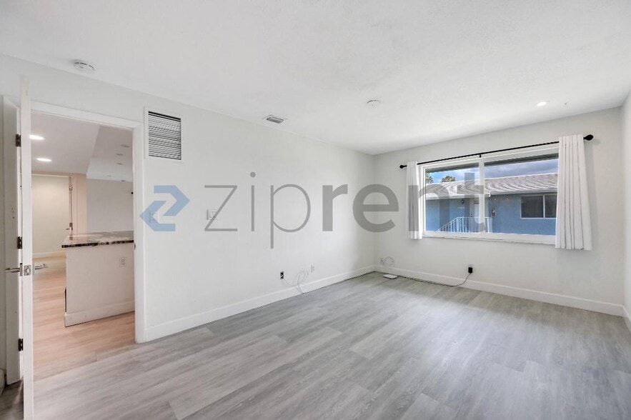 Building Photo - Unit 6