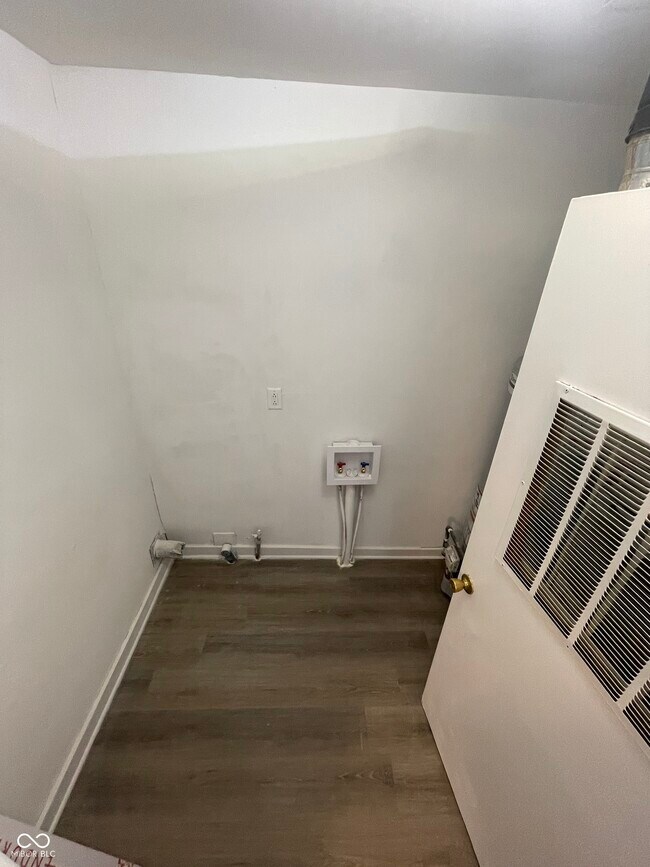 Building Photo - 2948 Roberta Dr