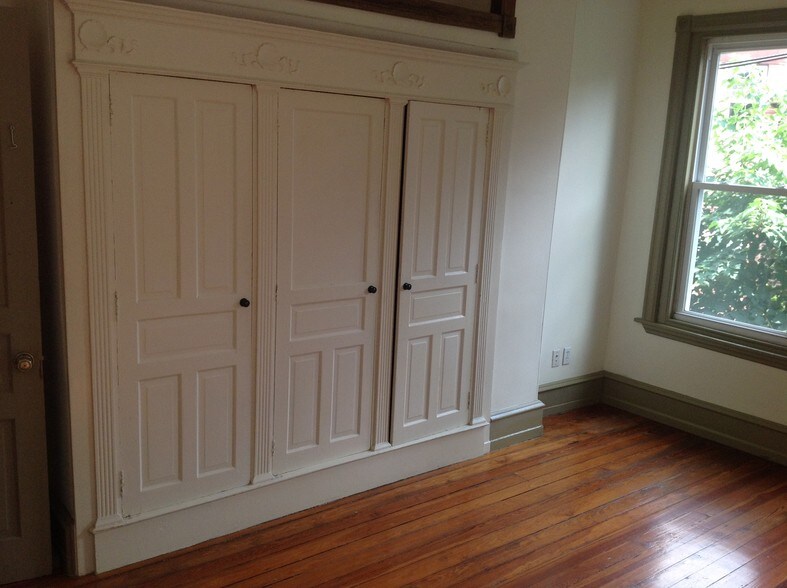 BR #1 - 223 Buckingham Pl