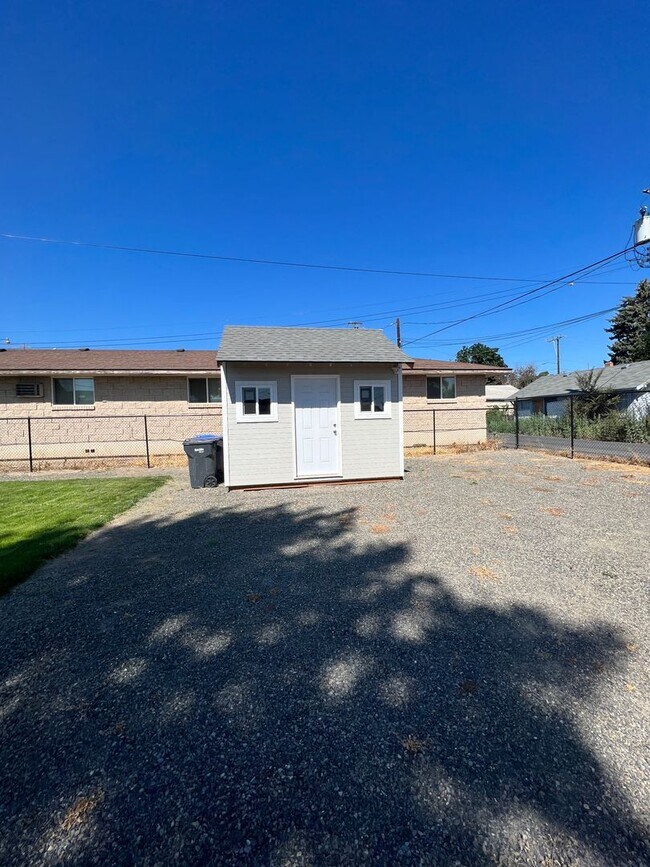 Building Photo - 109 E Fremont Ave