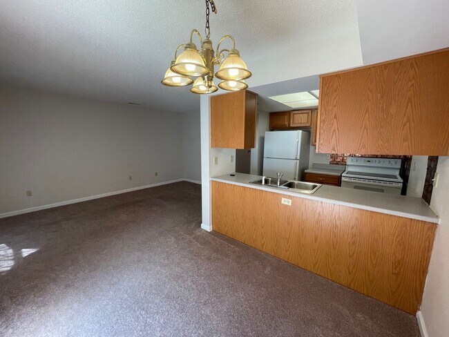 Building Photo - Great Location!  Townhouse with a Garage