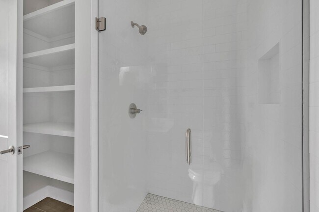 Building Photo - 425 Veritas St