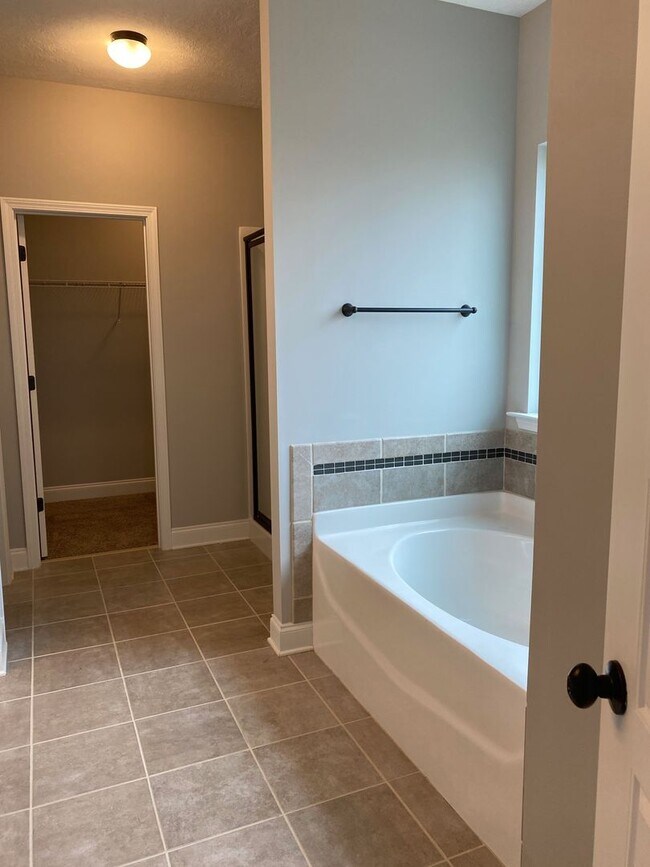 Building Photo - Spacious 5-Bedroom Home with Open Foyer - Move-In Ready! **Close to Fort Gordon, Hospitals, and I...