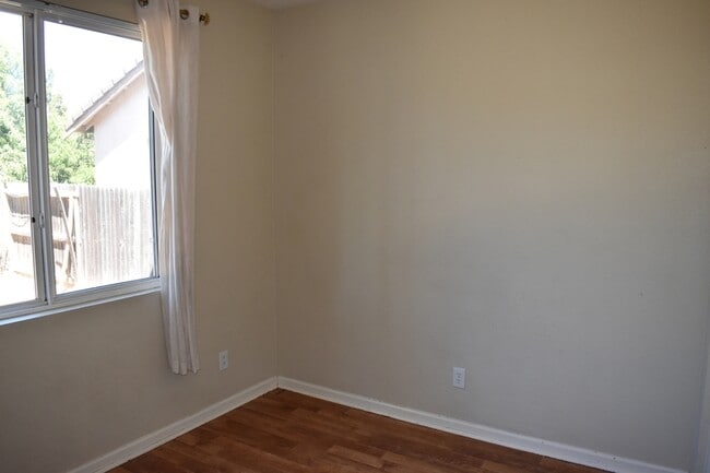 Building Photo - 3587 Sarasota Ave