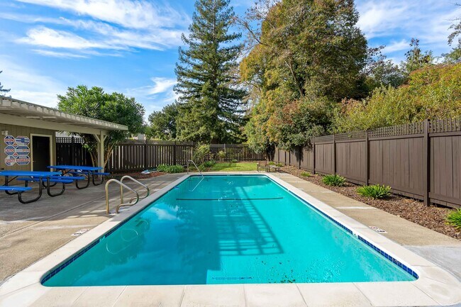 Building Photo - Spacious 2 Bed, 2 Bath Condo Near Downtown...