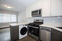 Building Photo - Updated Edgewater 1 Bed Apartment with Des...
