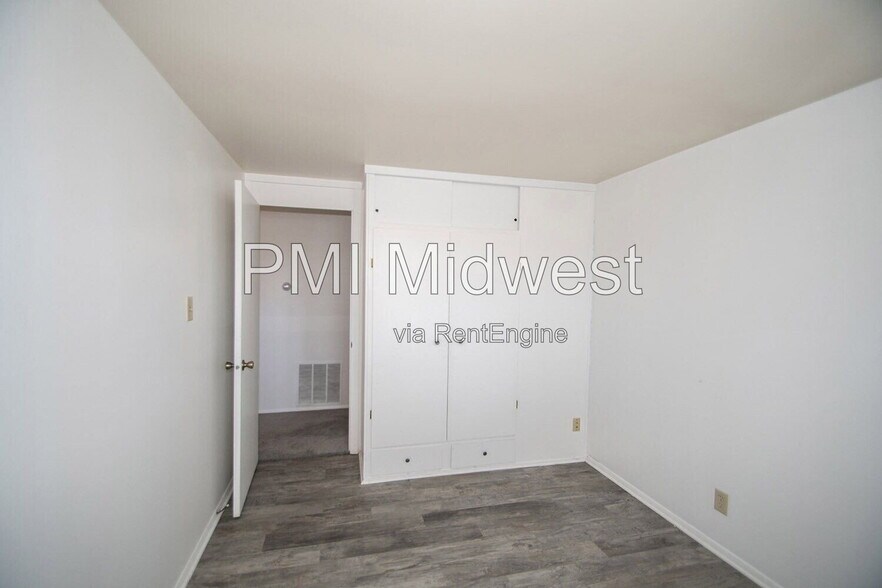 Building Photo - 8636 E Edgewood Ave