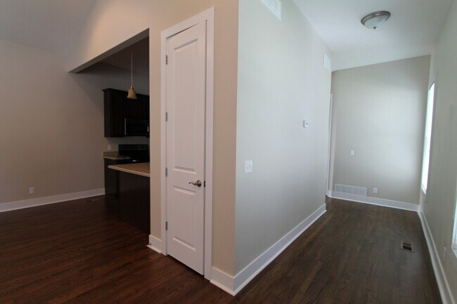 Building Photo - Beauty is on the inside! Outstanding 2-Bed...