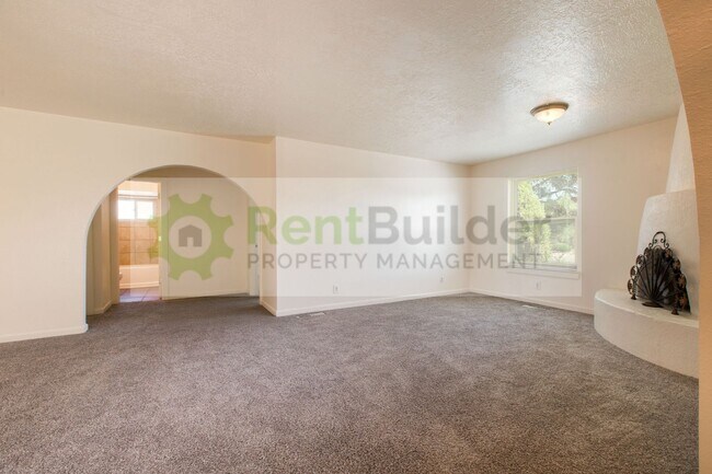Building Photo - 10101 La Paz Dr