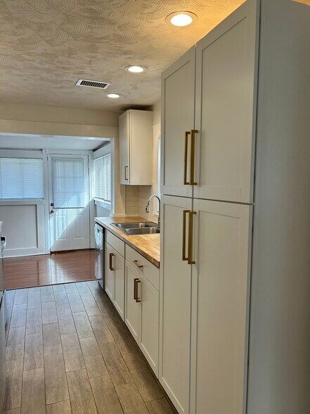 Kitchen - 2443 4th Ave N