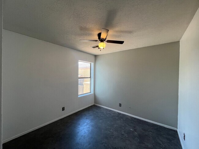 Building Photo - Cute 3 Bedroom 2 Bathroom Home In Rio Rancho!