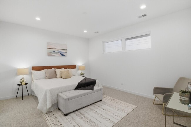 Building Photo - 5824 N Lincoln Ave