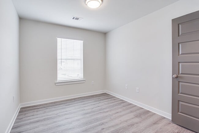 Building Photo - 715 W Vincent Dr