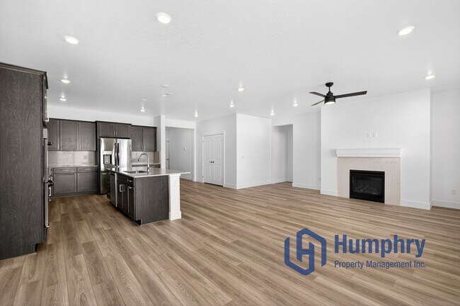 Building Photo - Beautiful home minutes from Costco