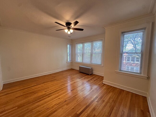 Building Photo - 6422 N Greenview Ave