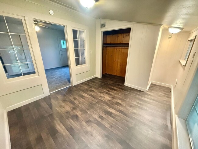 Building Photo - 811 Kickapoo St