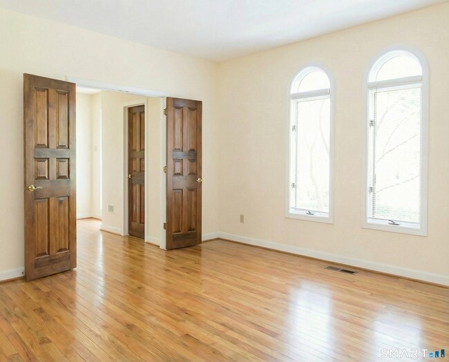 Building Photo - 27 Kings Hwy N