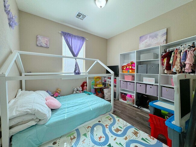 Building Photo - Northeast El Paso 3Bed/2 Bath Refrig A/C Across From Park!