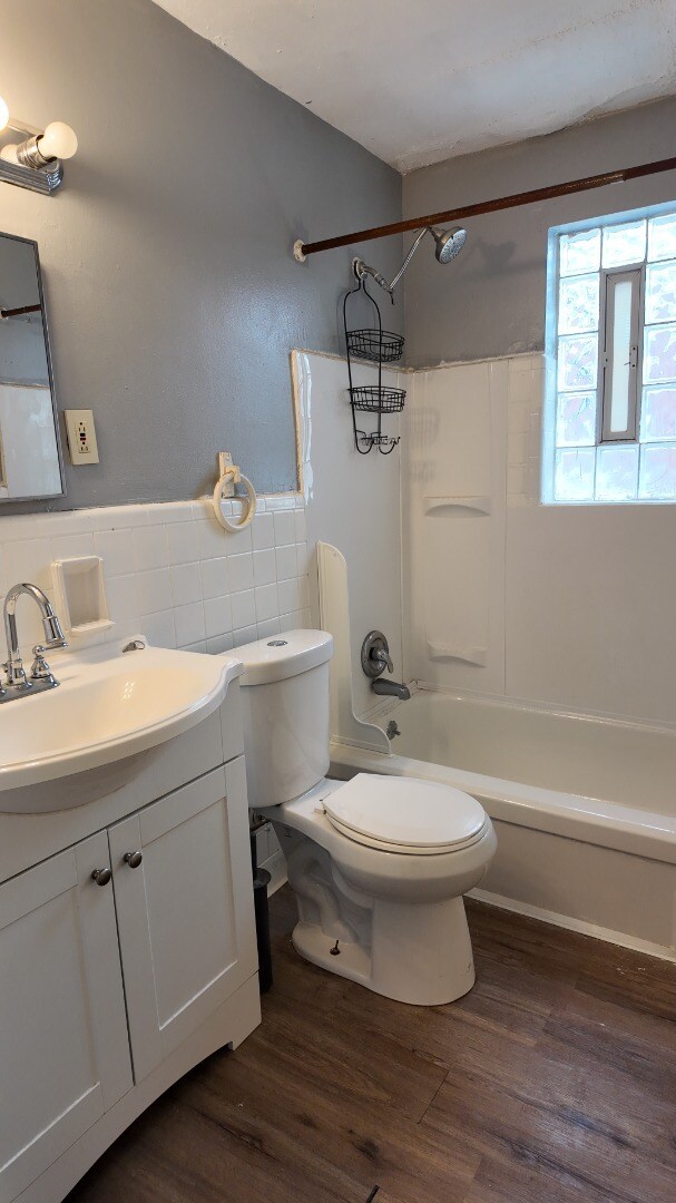 Building Photo - Charming 2-Bed Gem with Hardwood Floors & Large Living Room – Great Value in Cincinnati