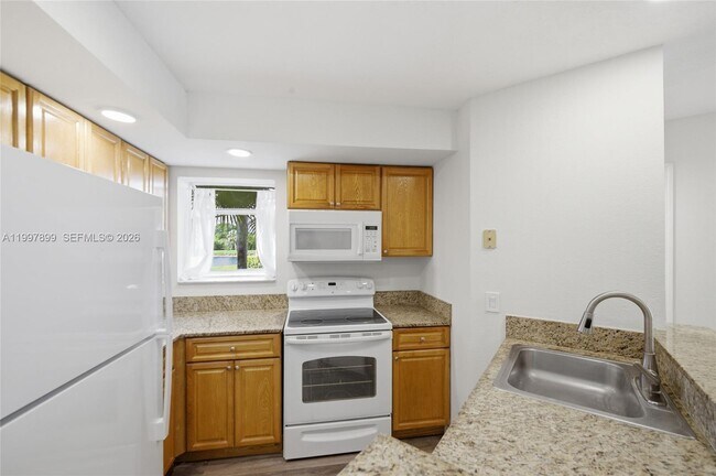 Building Photo - 3310 Pinewalk Dr N