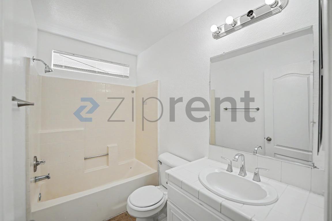 Building Photo - Unit