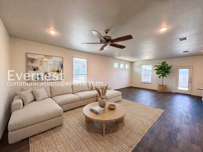 Building Photo - Limited Time Special Offer / 4 Bed, 3 Bath Home with Garage / Pet-Friendly / Vouchers Accepted / ...