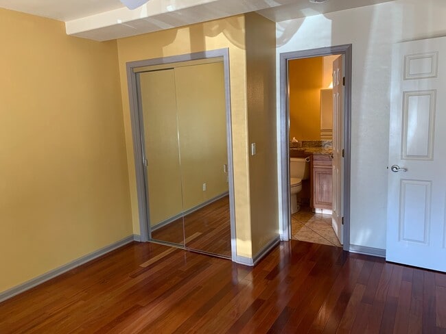 Building Photo - Secure your boat dock before summer!  Unfurnished 3 bed, 2 bath condo with marina and mountain vi...