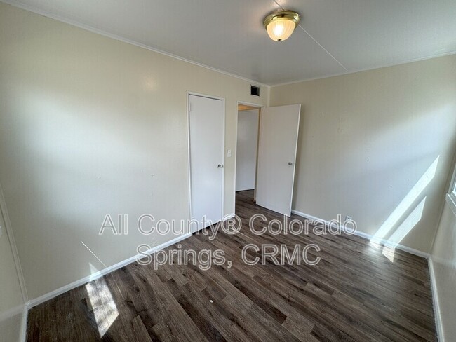 Building Photo - 607 Brookshire Ave