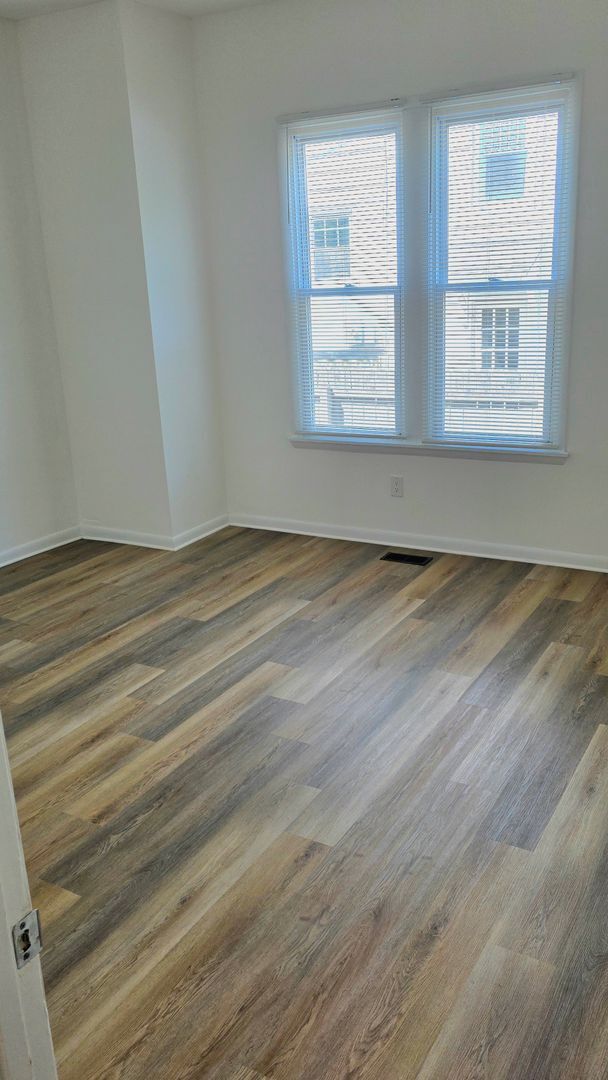 Building Photo - Charming First-Floor Apartment on Gorgeous Camden Ave!