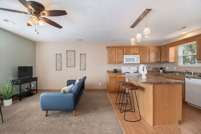Building Photo - Clean Northwest 2 bed 2 Bath 2 Car Garage ...