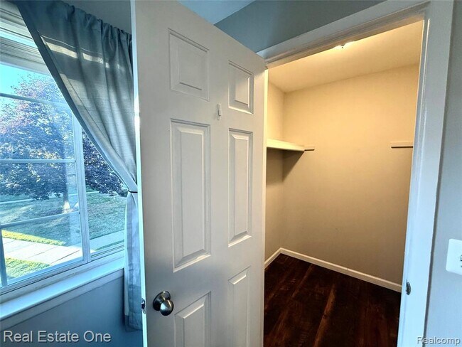 Building Photo - 2445 Torquay Ave