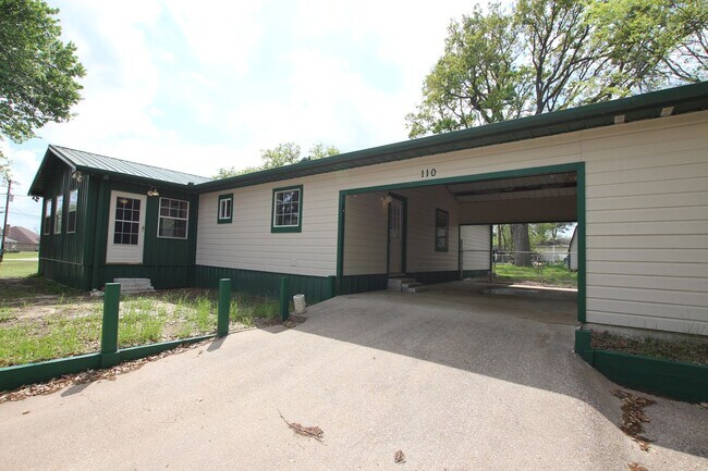 Building Photo - Coming Soon! 3 Bedroom 2 Bath in Bullard! Large Shop!