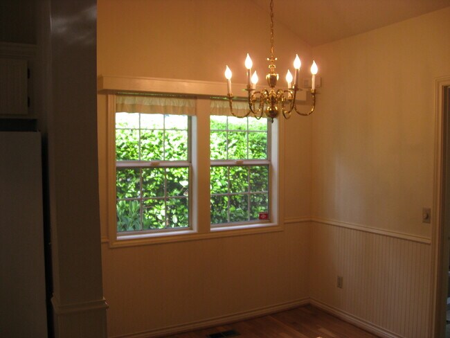Building Photo - Best Possible Location Close to Everything...