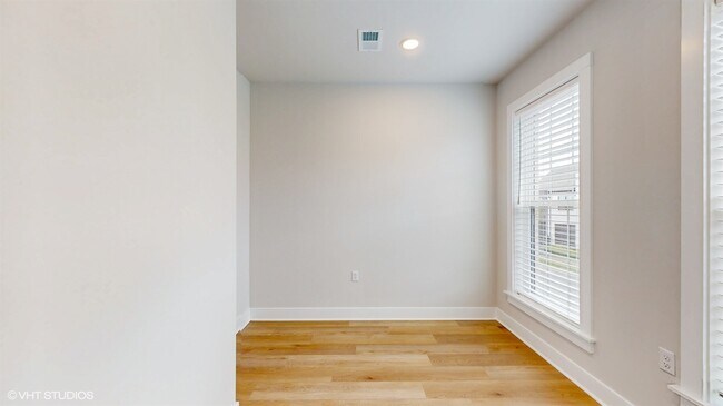 Building Photo - 314 E Lake St