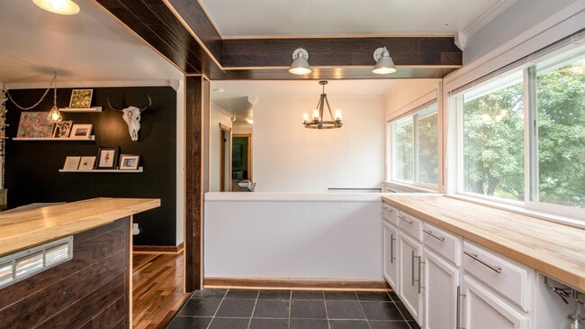 Building Photo - 406 Manor Dr