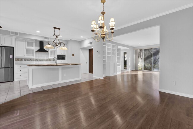 Building Photo - 2113 Lake Village Dr