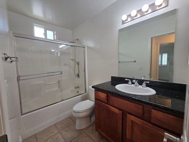 Building Photo - 1 BD / 1 BTH Home on Hornblend with Parking in Pacific Beach San Diego