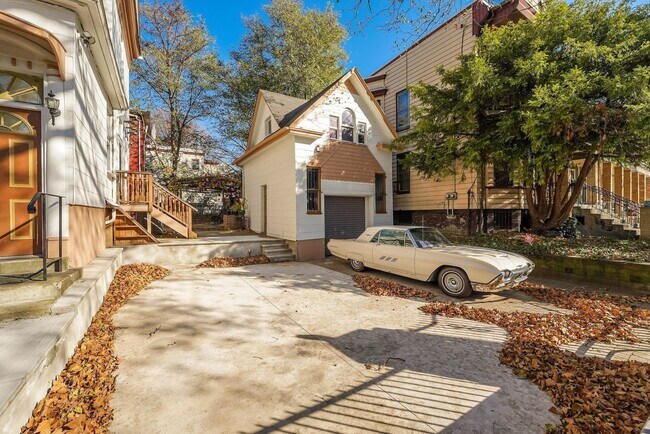 Building Photo - 880 Summit Ave