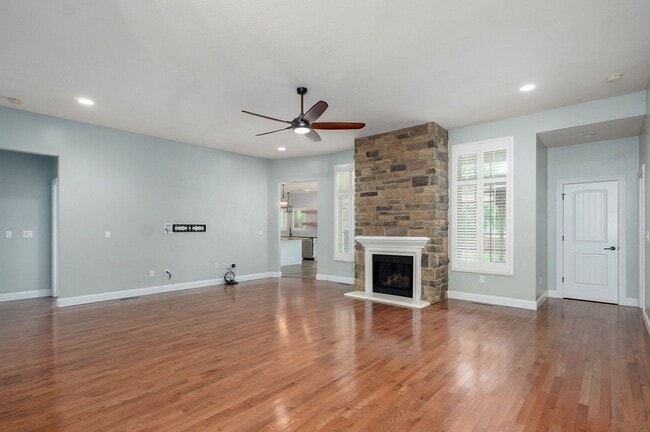 Building Photo - Stunning 4 Bedroom house for rent in Roger...