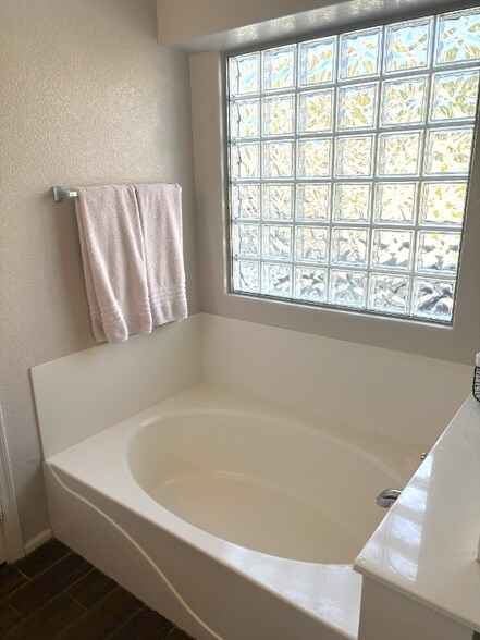 Building Photo - 9842 W Salter Dr