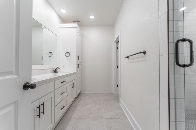 Building Photo - Beautiful Home on Two Acres