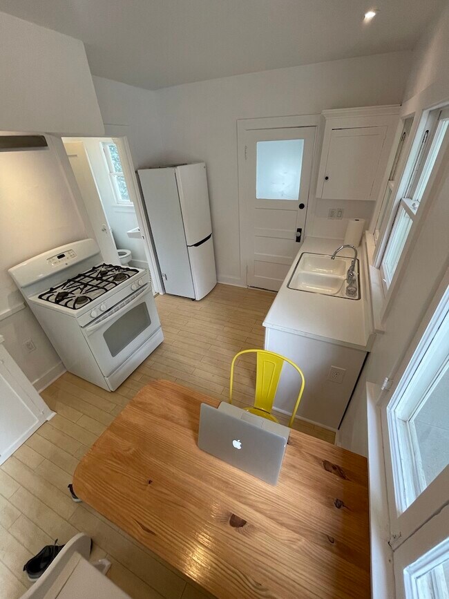 Kitchen & Breakfast Nook - 1223 N Orange Grove Ave